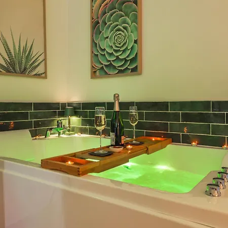 La Petite Jungle Romantique - Balneo Et Detente Apartment